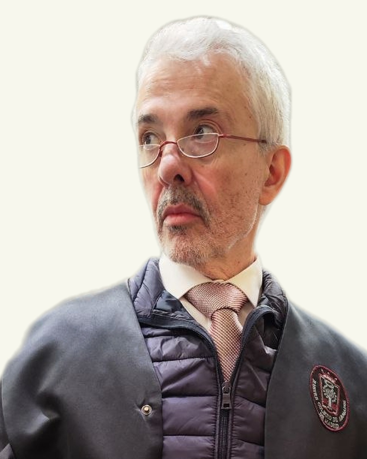 Natalio López Valenzuela, abogado, con la toga en el juzgado